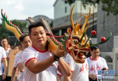 直播大湾区丨广州荔湾起龙舟：“唤醒”400多岁老龙船